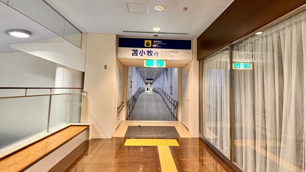 船内へ続くデッキ入口