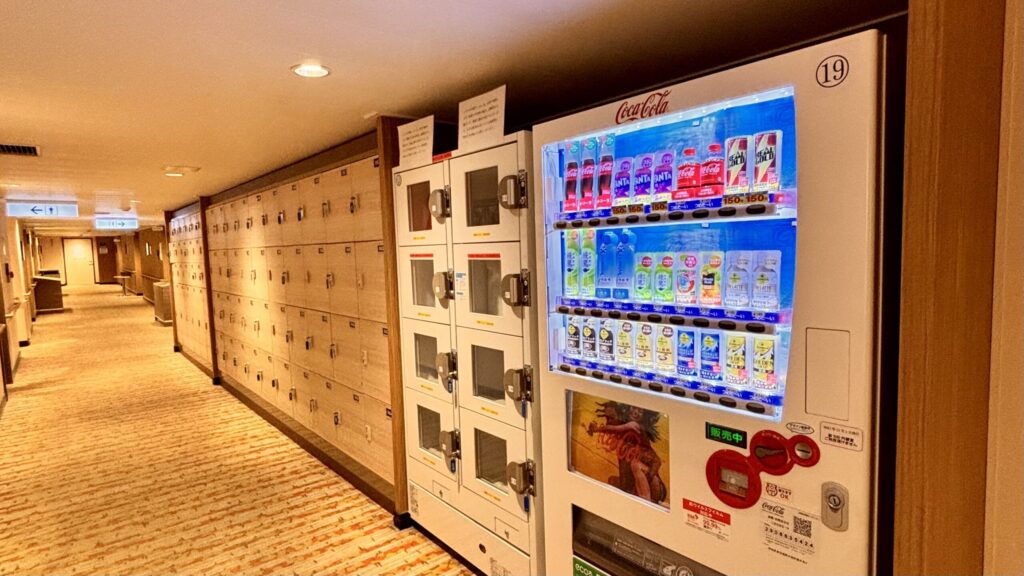 船内のロッカーと冷蔵ロッカー