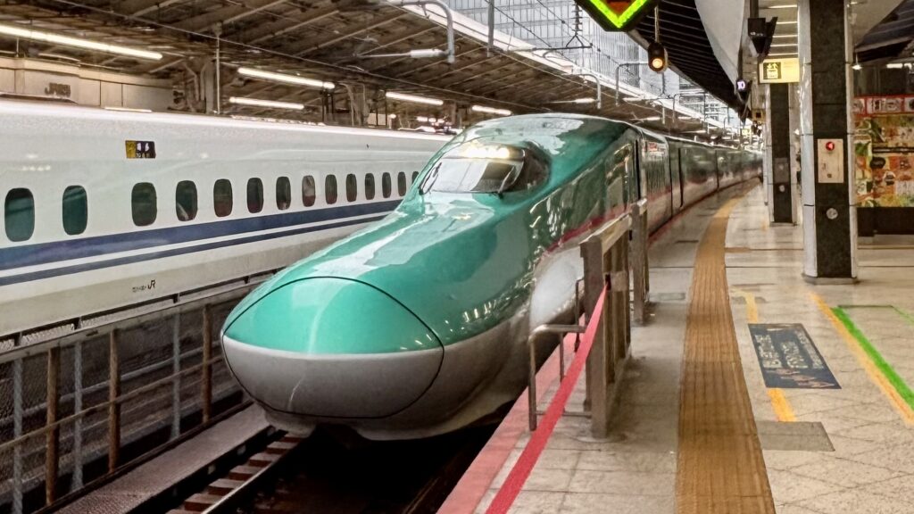 東京駅の新幹線ホームに停車している東北新幹線やまびこの車両