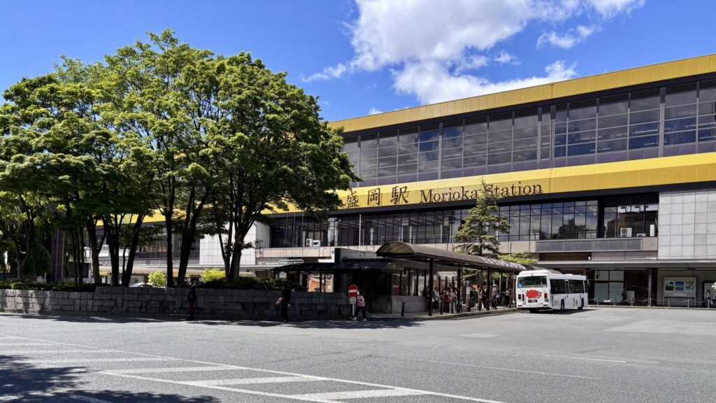 青空のもとに佇む盛岡駅の大きな駅舎の外観