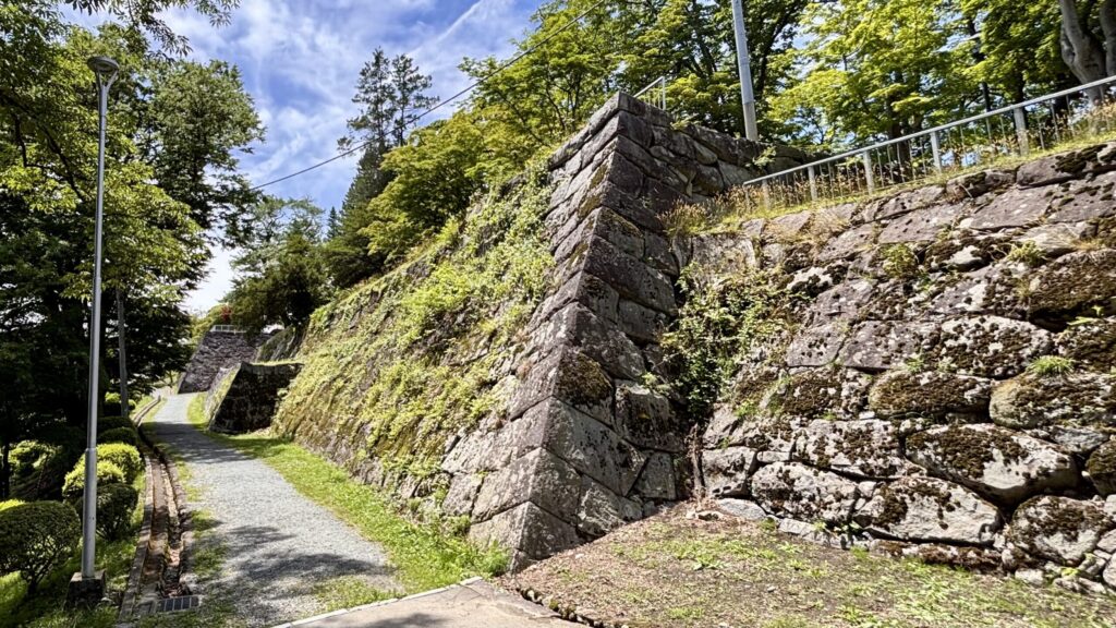 盛岡城跡公園に美しく積み上げられた白御影石の石垣