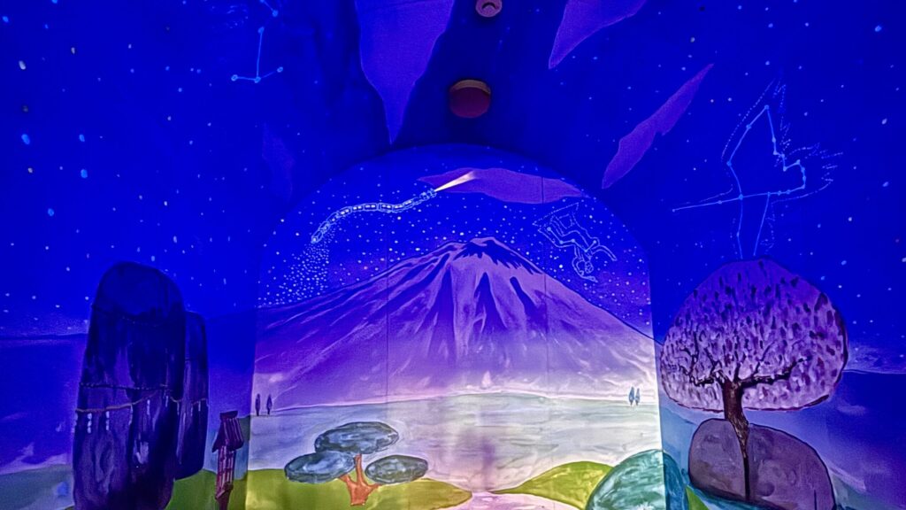 啄木・賢治青春館の旧金庫室を利用した、幻想的な照明が灯る「音と光の体験室」