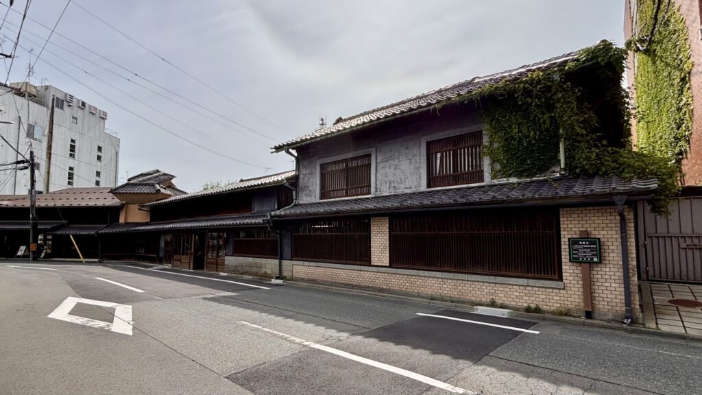 江戸時代から続く、盛岡の城下町の佇まいを今に伝える「茣蓙九」の美しい格子戸