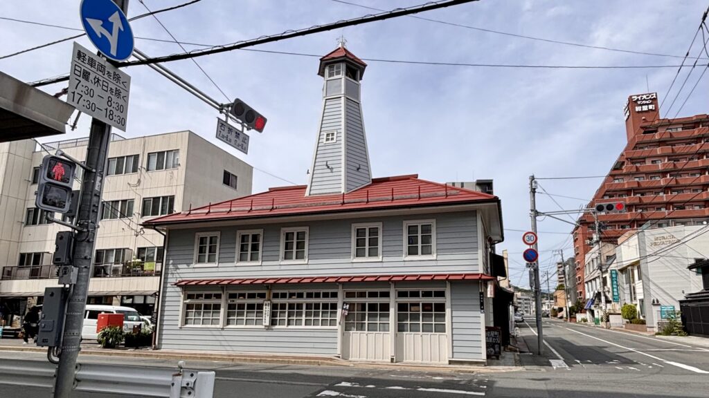 紺屋町に佇む、木造洋風建築のレトロな紺屋町番屋の外観