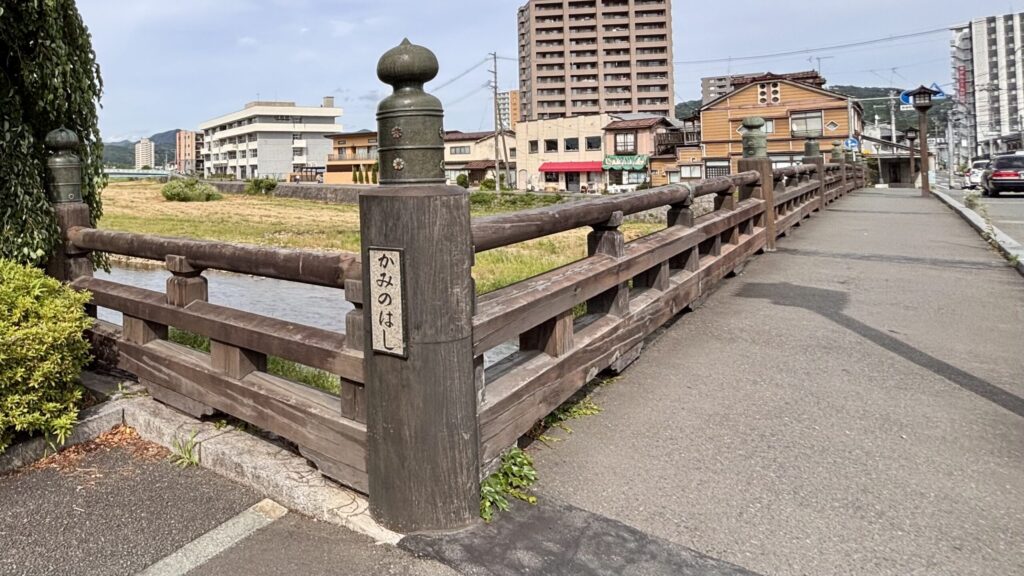 中津川に架かる上の橋の欄干にあしらわれた、歴史ある青銅製の擬宝珠のアップ