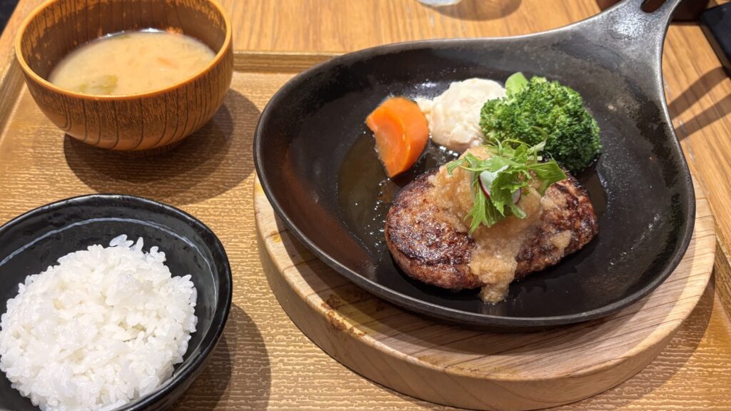 みのるダイニングで提供された、鉄板の上でジューシーに焼けた、いわて純情ハンバーグ