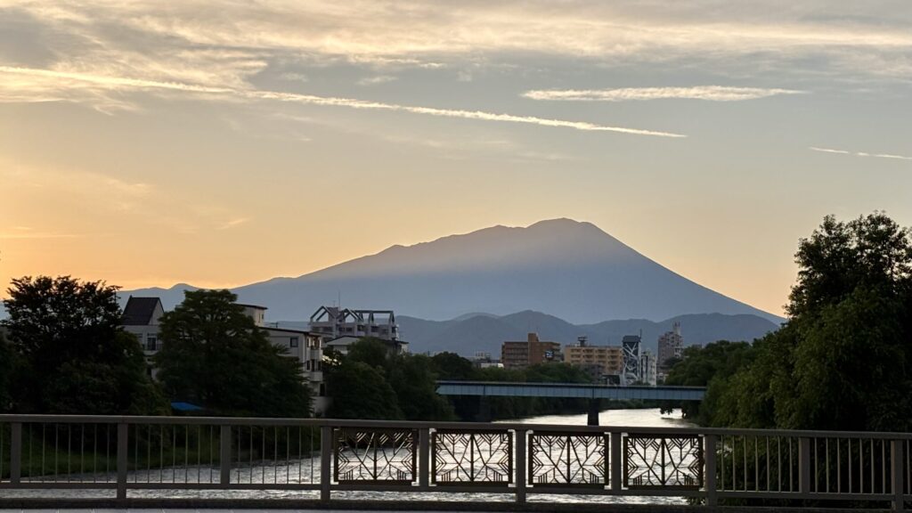 夕顔瀬橋から見た、夕焼け空に浮かび上がる壮大な岩手山の風景
