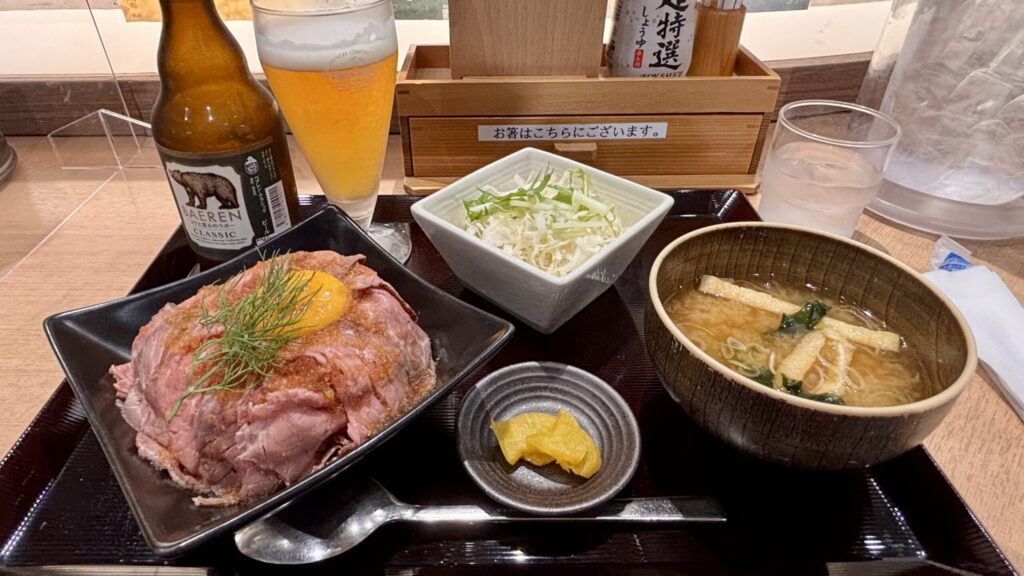 南部ビストロうんめのすで楽しむ、ボリューム満点のローストビーフ丼とグラスに注がれたご当地ベアレンビール